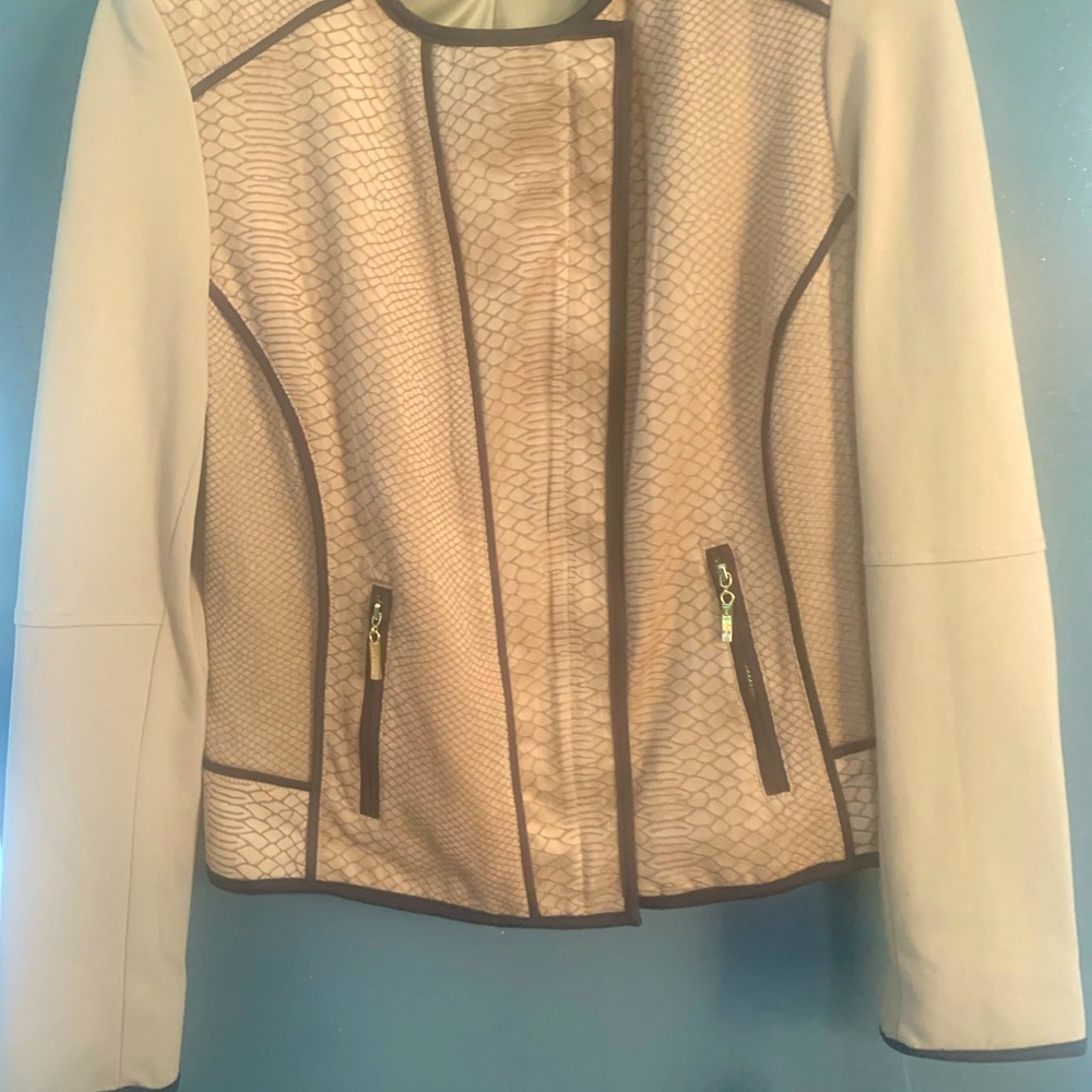 Jacket with piping details